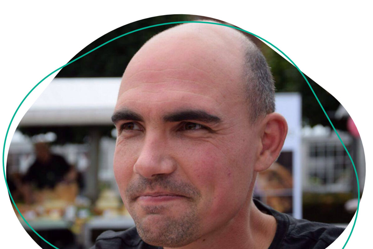 Martijn maakt met zijn onlinecursus een grote stap in de professionalisering van voedselbos cursussen. Met de online tools, skills en community weet hij mensen te raken. De oefeningen en praktijkvoorbeelden zijn zo goed in beeld gebracht dat je je bijna letterlijk in het voedselbos begeeft. Complimenten!