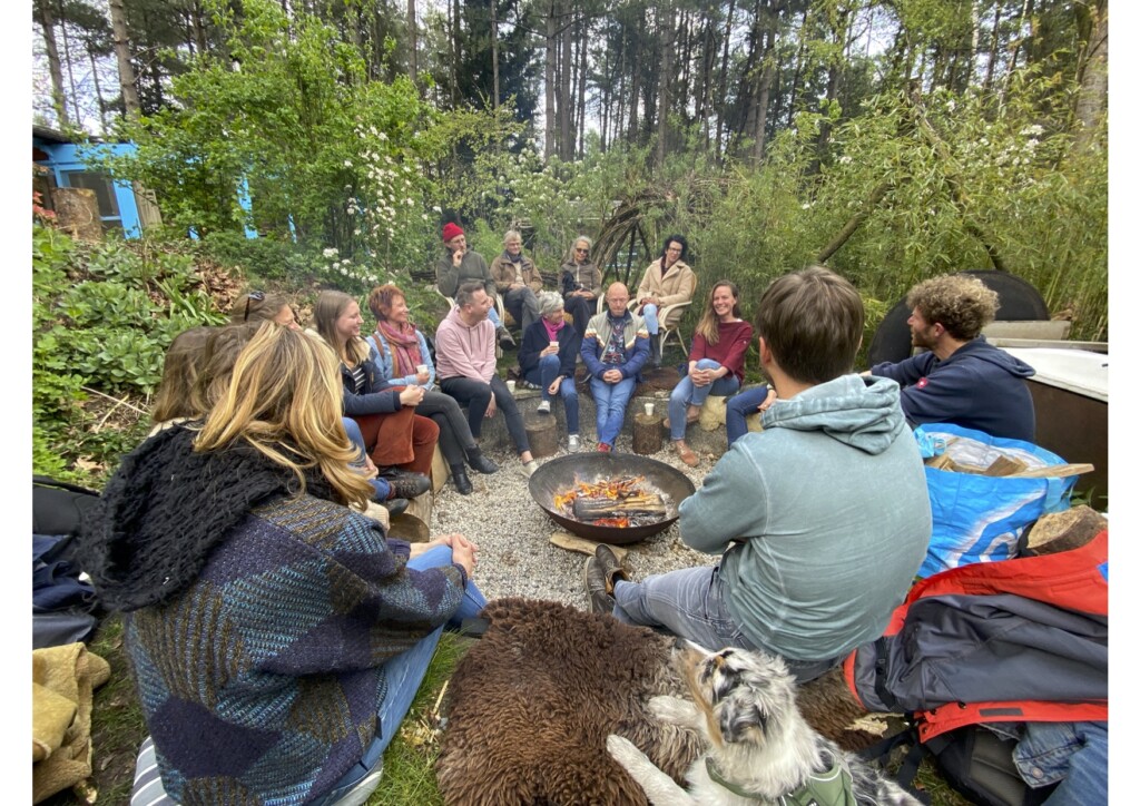 cursisten rond het vuur bij de cursus
