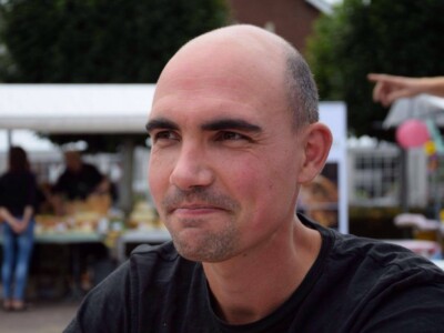 Martijn maakt met zijn onlinecursus een grote stap in de professionalisering van voedselbos cursussen. Met de online tools, skills en community weet hij mensen te raken. De oefeningen en praktijkvoorbeelden zijn zo goed in beeld gebracht dat je je bijna letterlijk in het voedselbos begeeft. Complimenten! - Siem Ottenheim